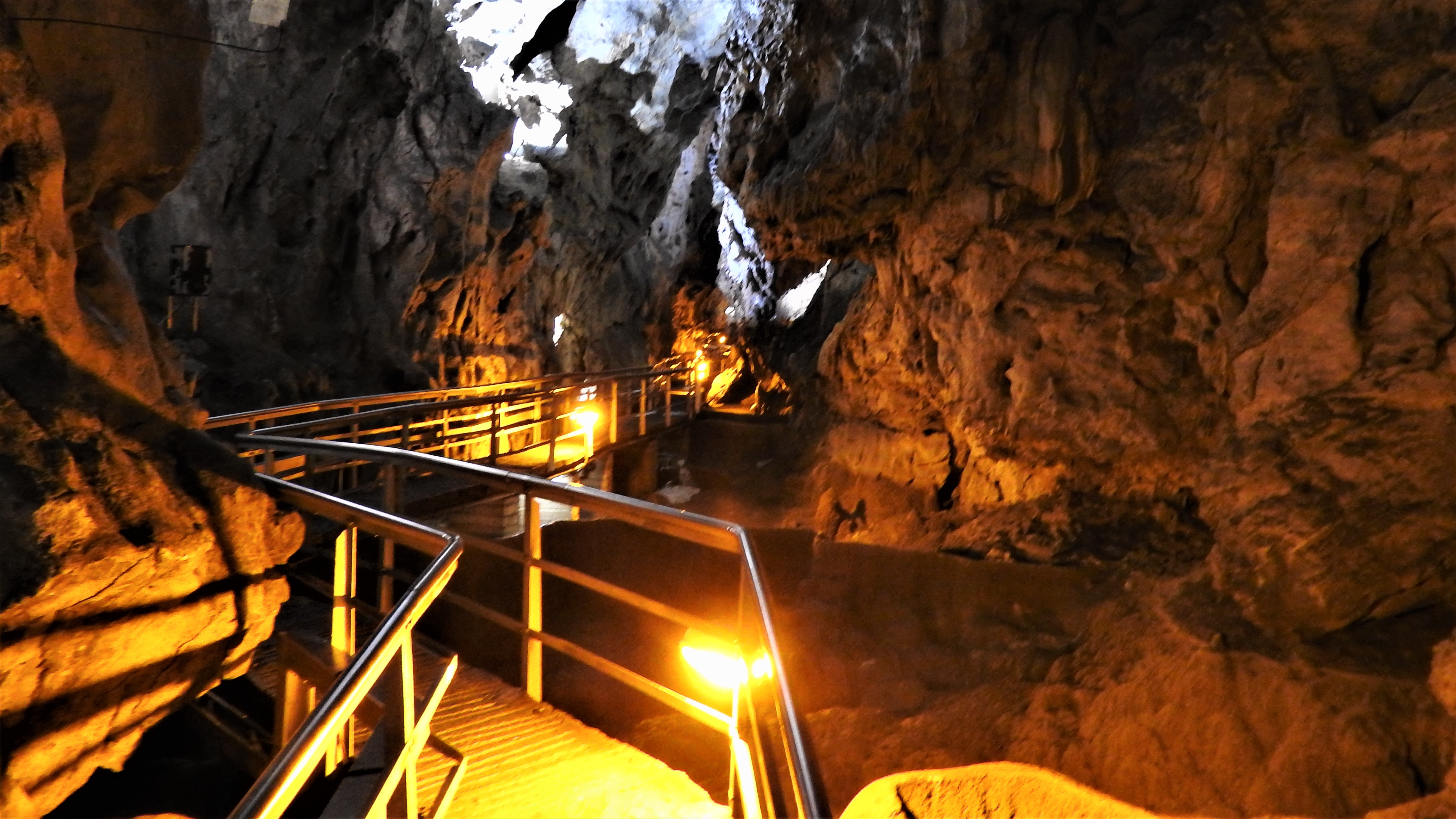 Cave of lakes day tour